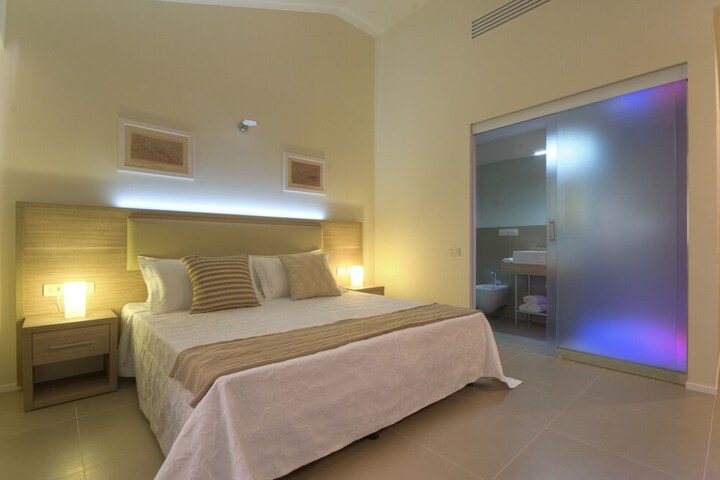 Room 8 of 27