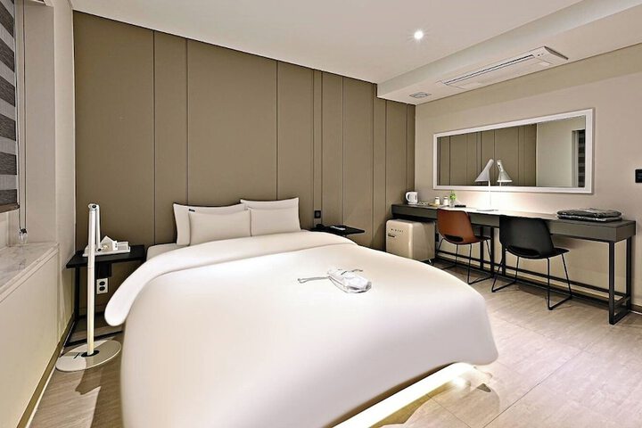 Room 6 of 19