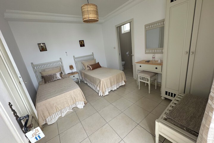 Room 8 of 28
