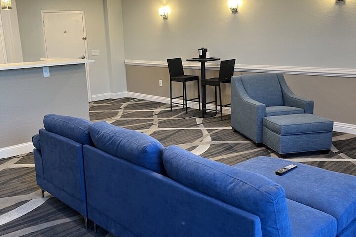 1 King Bed Sofa Accessible (4 of 15)