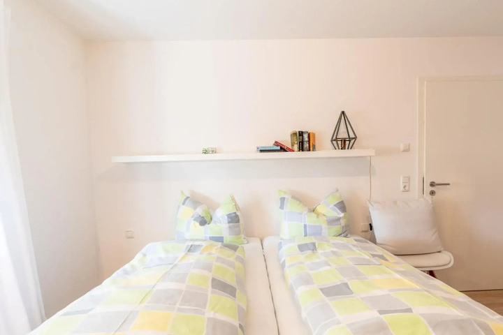 Room 4 of 9