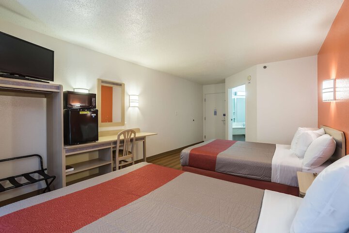 1 Queen Bed (13 of 19)