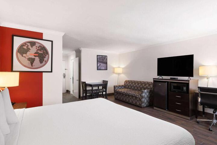1 King Bed (17 of 18)
