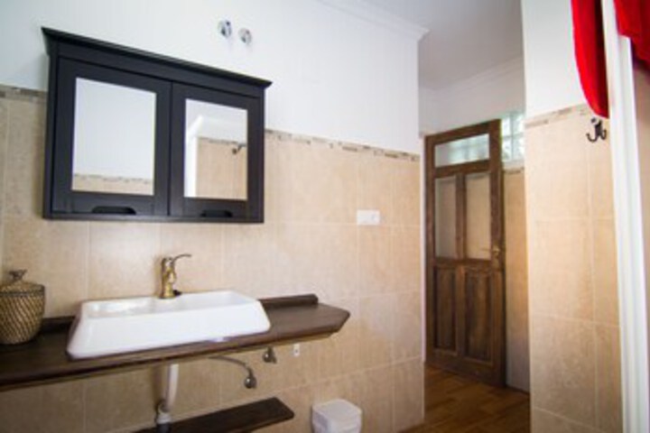 Room 4 of 157