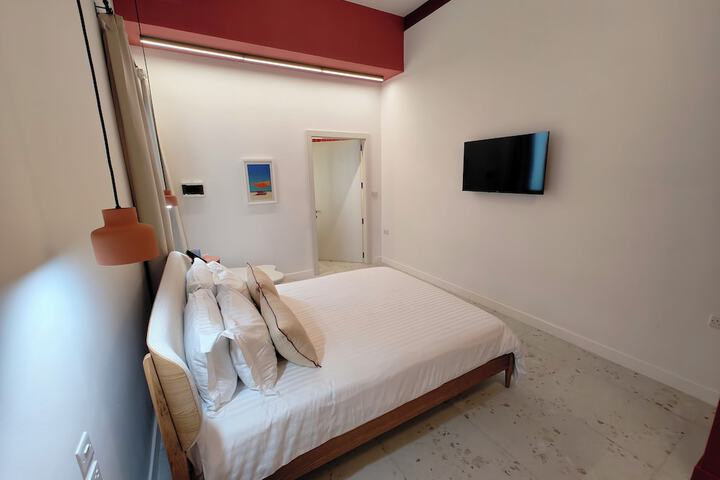 Room 8 of 80