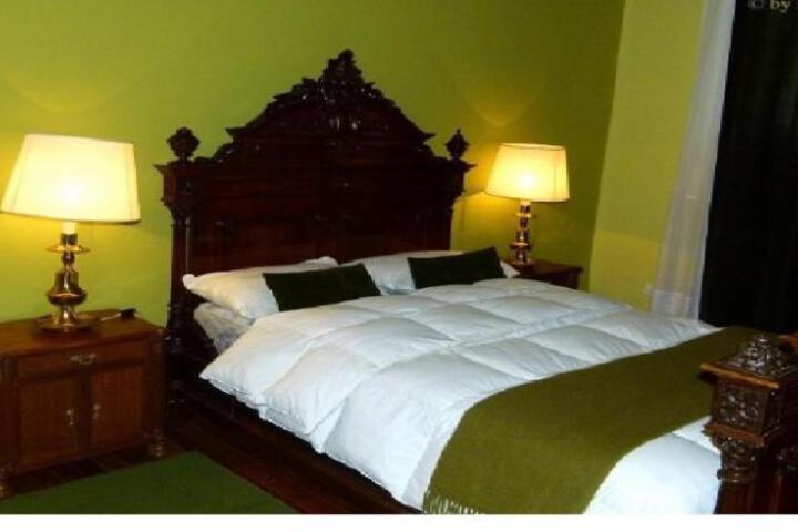 Room 6 of 8