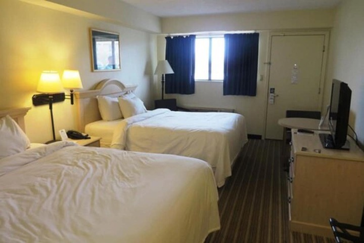 2 Queen Beds (12 of 16)