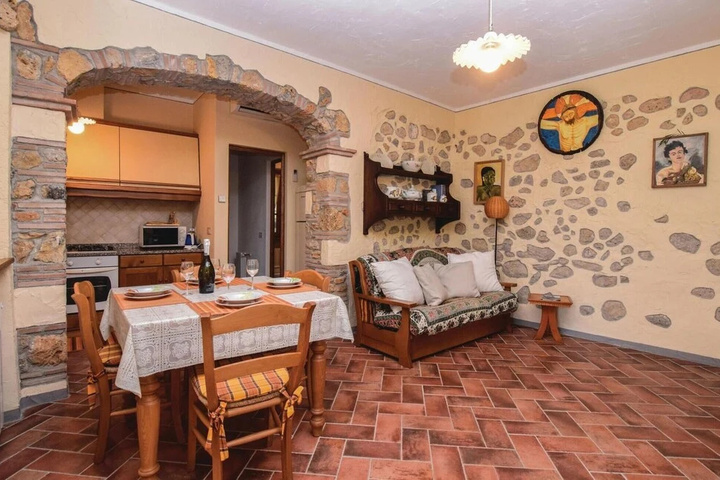 Room 4 of 12
