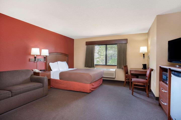 1 Queen Bed Accessible Room (8 of 12)