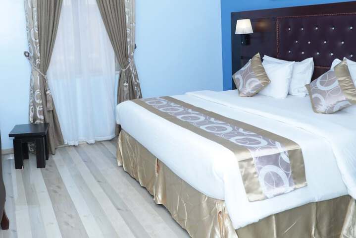 Room 4 of 16