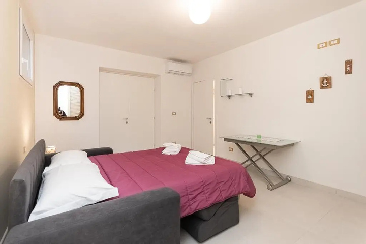 Room 5 of 16