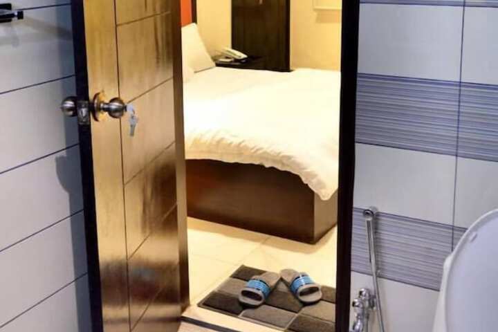 Room 13 of 26
