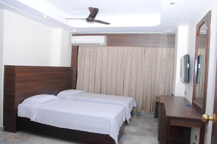 Room 8 of 16