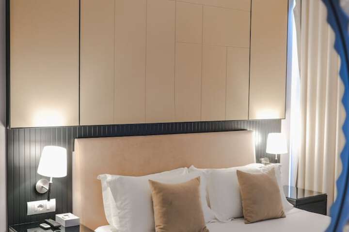 Room 13 of 76