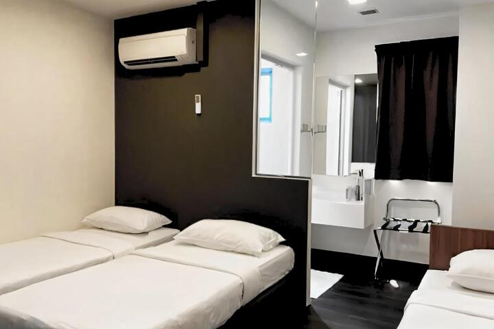L Hotel at 51 Desker