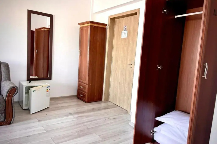 Room 3 of 10