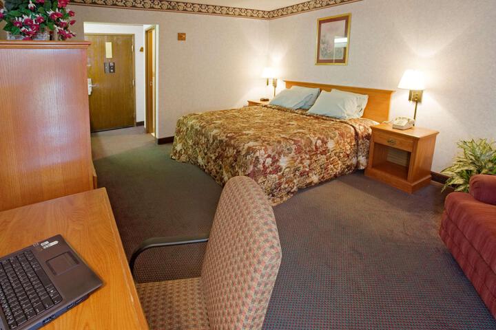 1 King Bed (4 of 10)