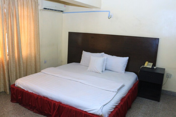 Room 7 of 32