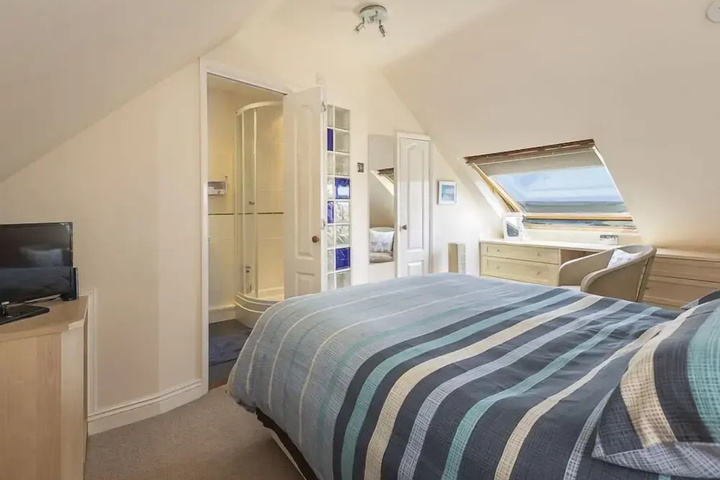 Room 2 of 17