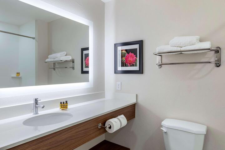 1 King Accessible Bathtb Microfridge High Speed Full Breakfast (1 of 11)