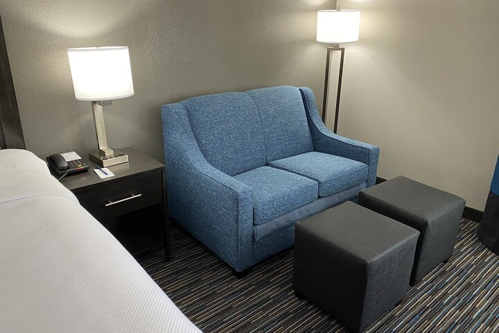1 King Bed (6 of 17)