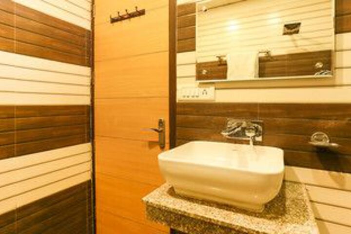 Room 4 of 43