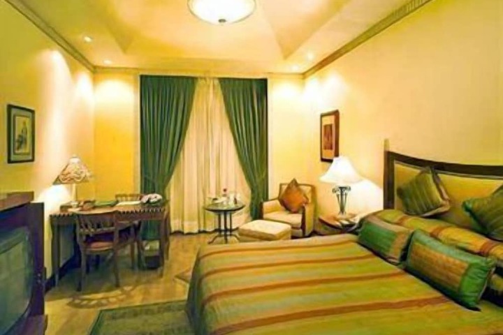 Room 11 of 48
