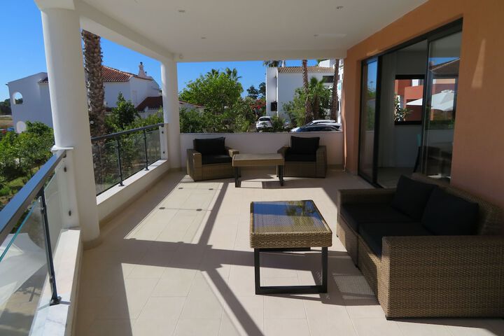 Lounge 53 of 75