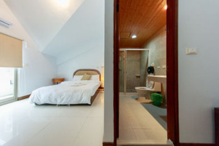 Room 6 of 18