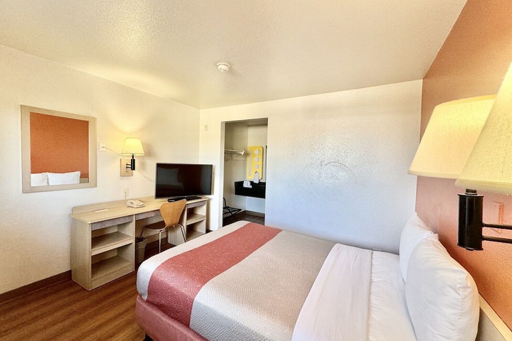 Room 27 of 49