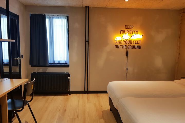 Room 33 of 93
