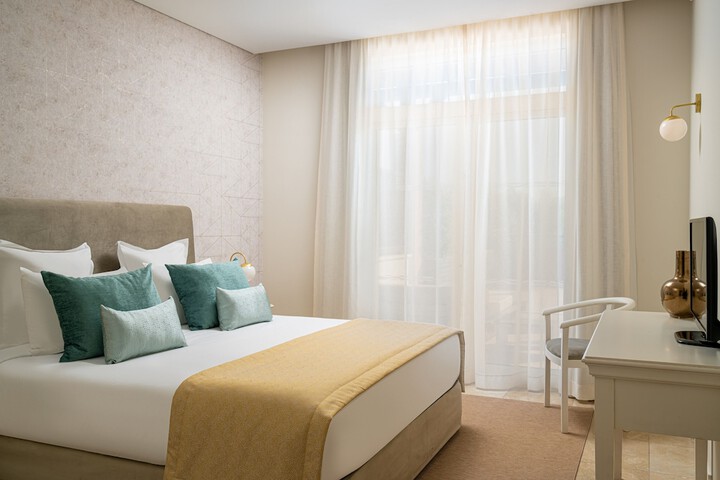 Room 4 of 98