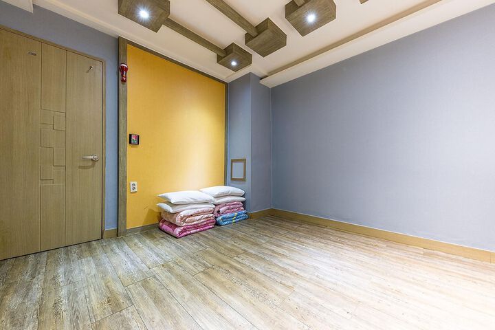 Room 13 of 52
