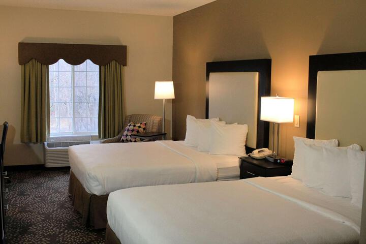 2 Queen Beds High Speed Internet Accessible Coffee Maker, Hairdryer Iron and Ironing Board Full Breakfast (7 of 15)