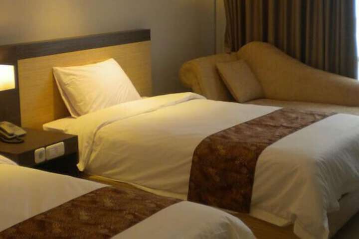 Room 4 of 7