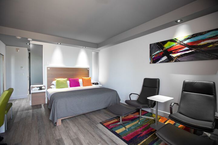 1 King Bed (6 of 20)