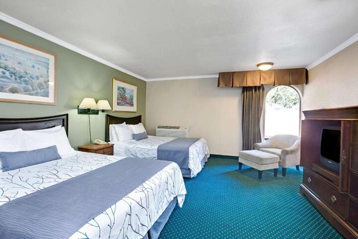 1 Queen Bed (10 of 10)