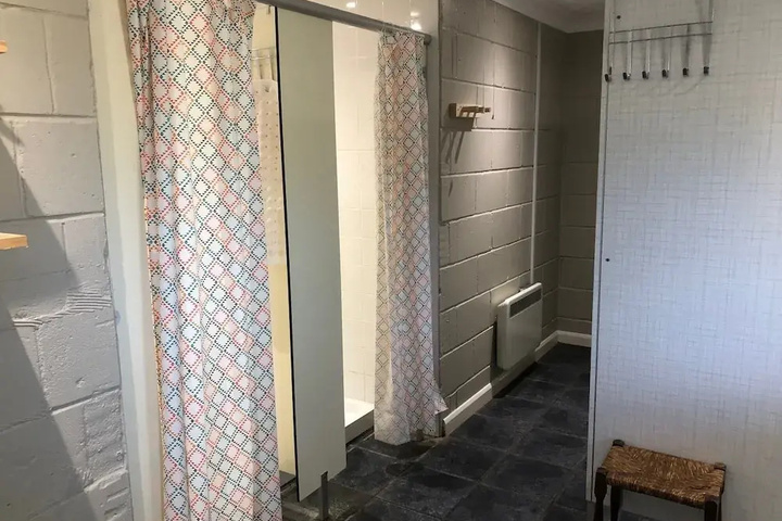 Room 13 of 18