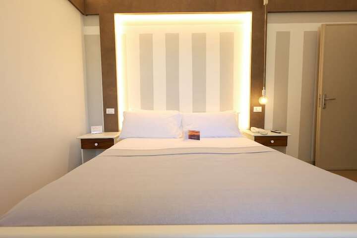 Room 2 of 60