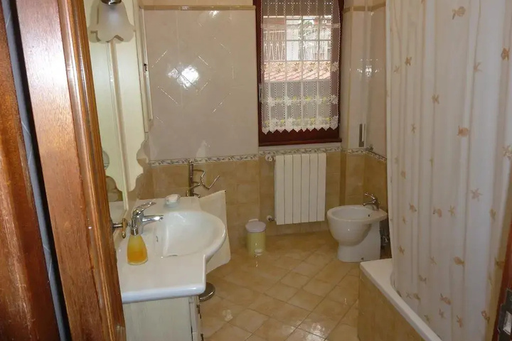 Room 5 of 11