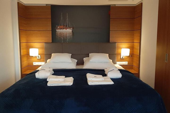 Room 5 of 93