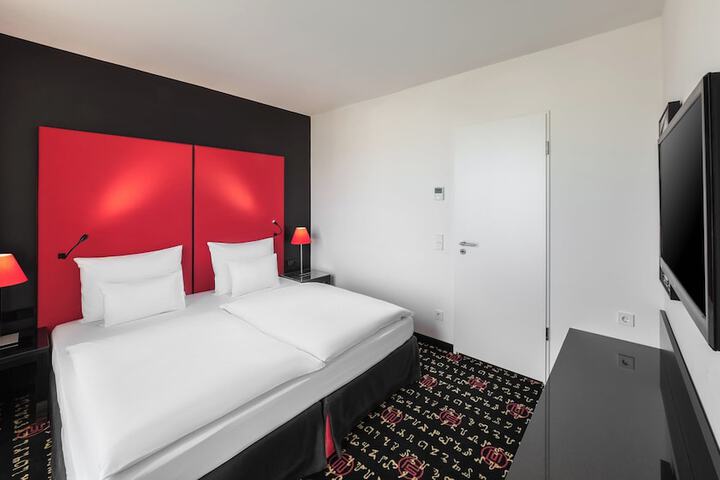Room 7 of 90