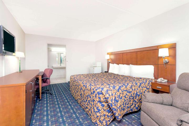 1 King Bed (4 of 12)