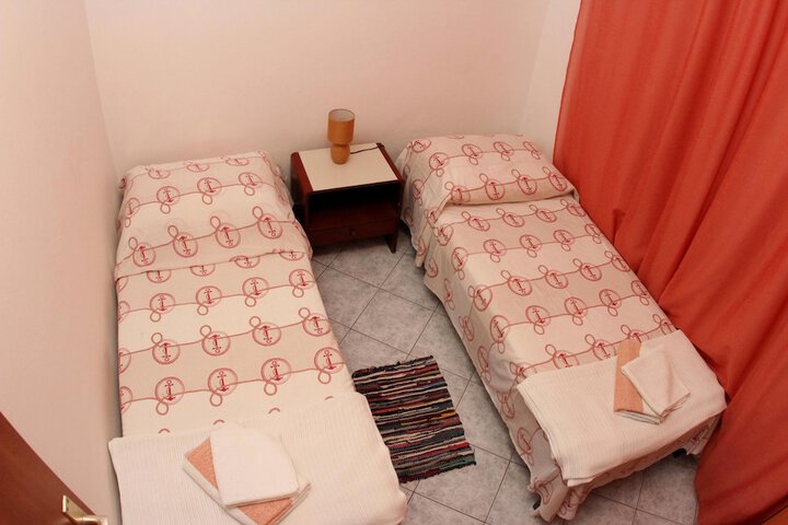 Room 2 of 62