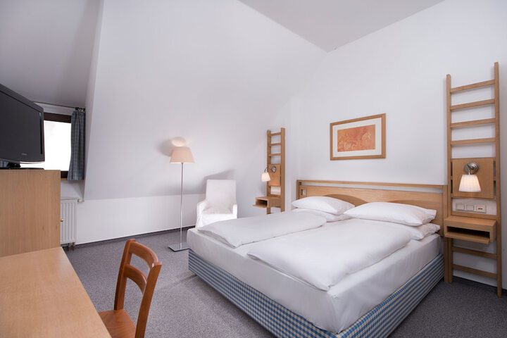 Room 9 of 27