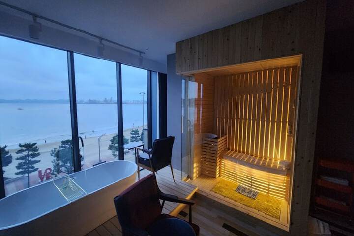 Room 21 of 184