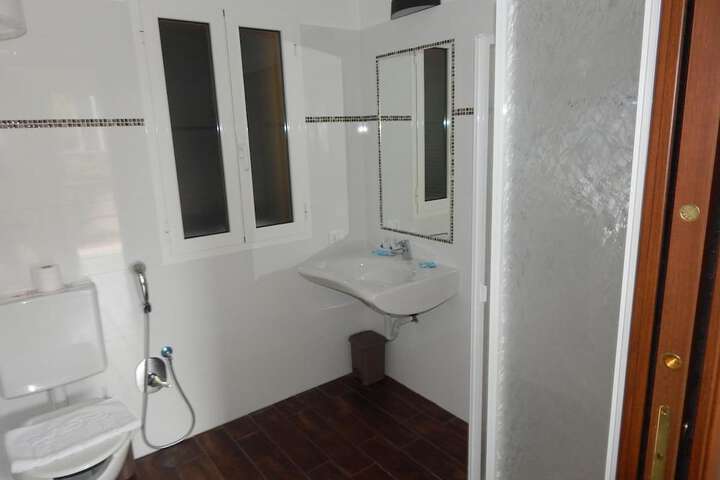 Room 6 of 13
