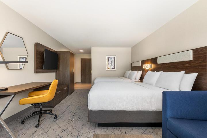 2 Queen Beds (1 of 15)