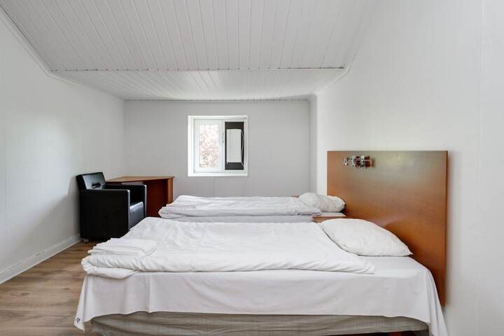 Room 4 of 33