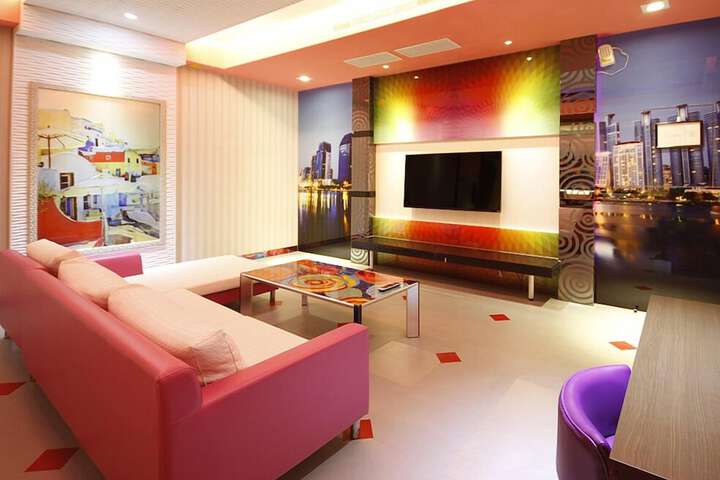 Room 10 of 33